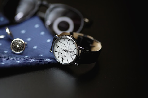 Деловые аксессуары Роскошные мужские часы с запонками, нагрудник и солнцезащитные очки крупным планом