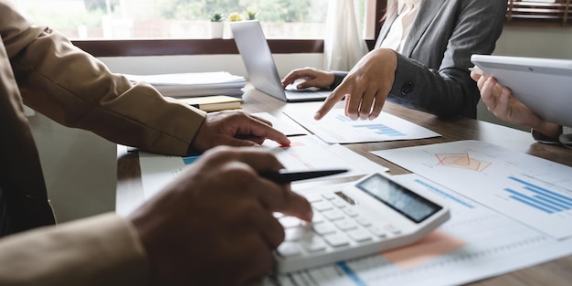 Business accounting team brainstormen data target financiële op laptop rekenmachine en papierwerk
