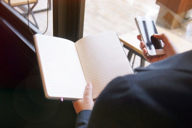 Foto business accounting vrouwen werken met slimme telefoon. financieel technologisch concept