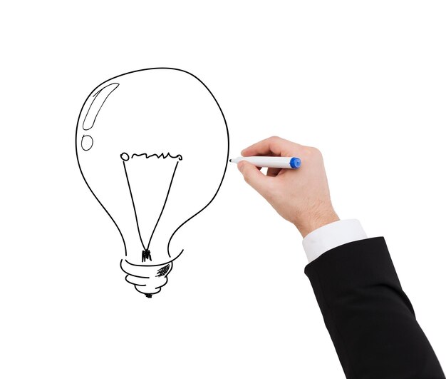 концепция бизнеса и рекламы - крупный план бизнесмена, рисующего лампочку