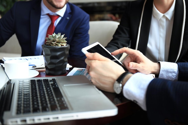 Foto consulente aziendale che analizza i dati finanziari che denotano lo stato di avanzamento del lavoro dell'azienda