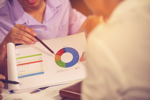 Foto incontro di consulenti aziendali per analizzare e discutere la situazione