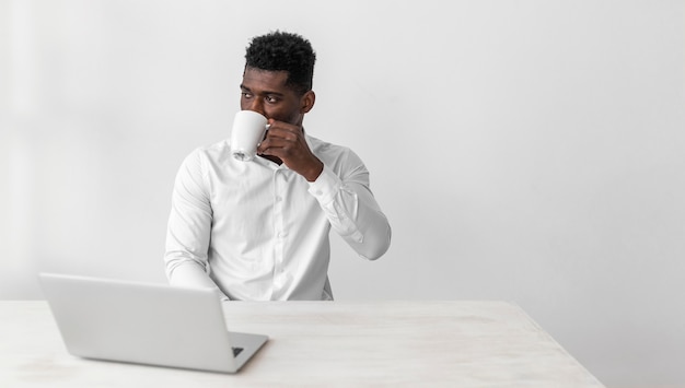 Photo business african american man drinking coffee