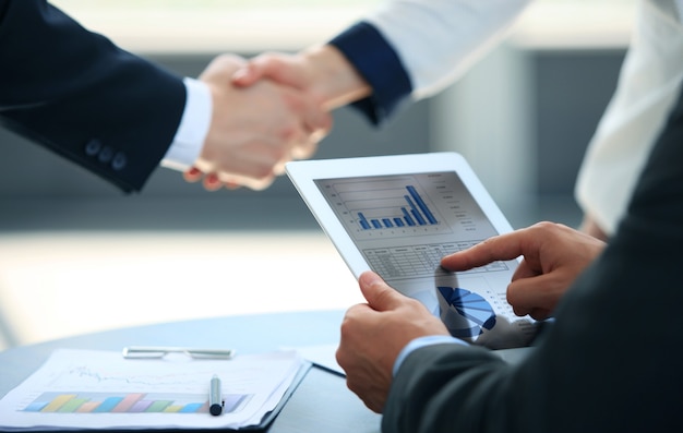 Photo business associates shaking hands in office