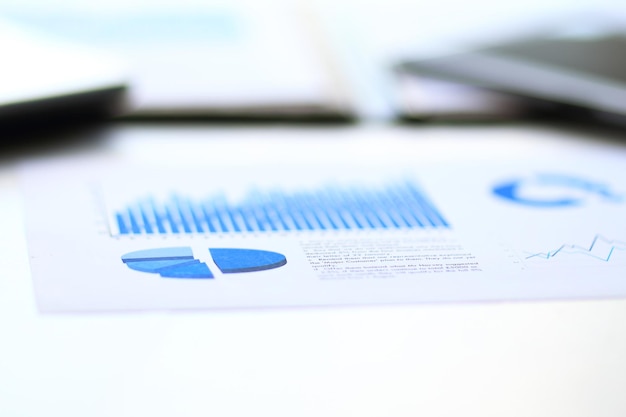 Блокнот финансовой статистики бизнес-фона и ручка на рабочем месте в офисе