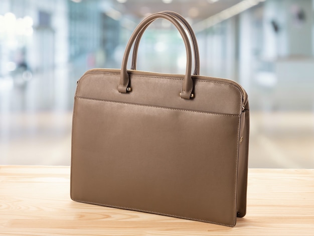 Borsa business di un impiegato sulla tavola di legno dell'ufficio.