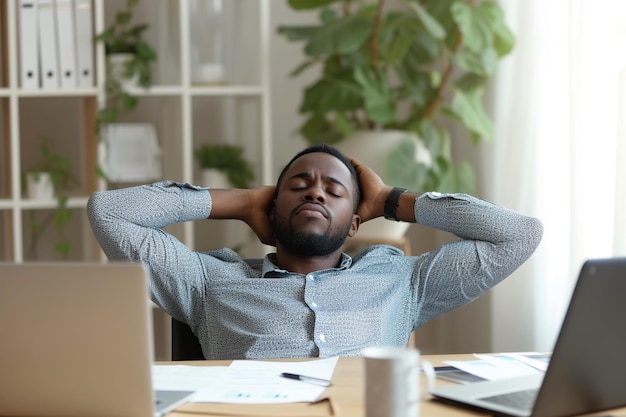 Бизнес-бухгалтер финансовый бухгалтер чувствует усталость, но удовлетворенность после завершения большого количества работы