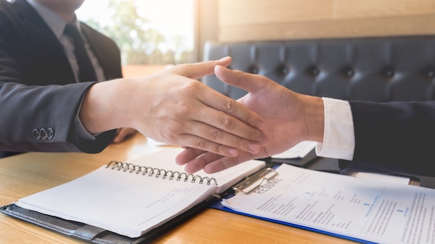 Handshake del capo e dell'impiegato di affari dopo i riusciti negoziati o intervista.