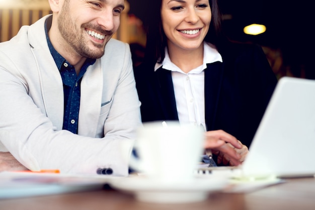 Business casual na het werk in café-bar.