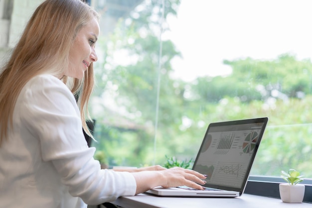 Business donna caucasica piano di lavoro da casa bella donna d'affari lavorare in un ufficio moderno concetto di tecnologia aziendale internet planner e ufficio freelance sul posto di lavoro