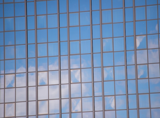 ビジネスセンター。ガラスのファサードの背景の青い空の反射。近代建築。建設と設計。商業用不動産または不動産。不動産のコンセプト。建物の売買。