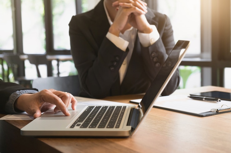 Business ceo executives die samenwerken met nieuwe project.discussion en analyse data, grafieken en waarderingsgrafiek.