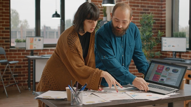 Photo business colleague brainstorming in office