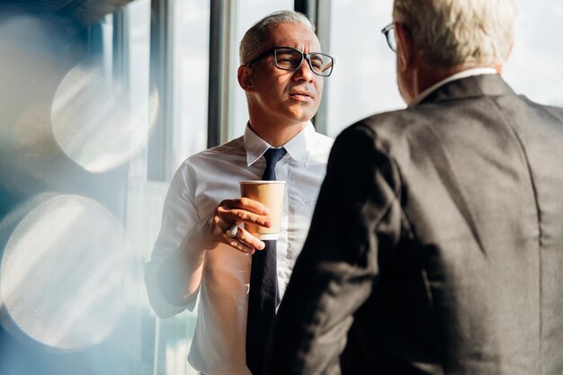 Photo business colleagues discussing in office