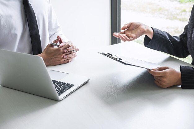 Foto colleghi d'affari che discutono di strategia in ufficio