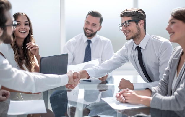 Colleghi di lavoro che tendono le mani per una stretta di mano