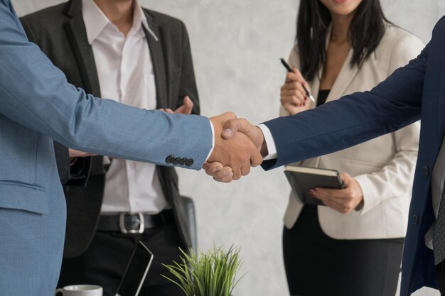 Foto colleghi d'affari che si stringono la mano in ufficio