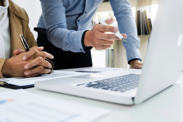 Foto colleghi di lavoro iniziano analizzando un investimento di valutazione