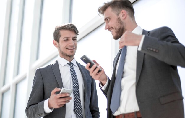 Foto colleghi di lavoro che parlano fuori dalla finestra dell'ufficio