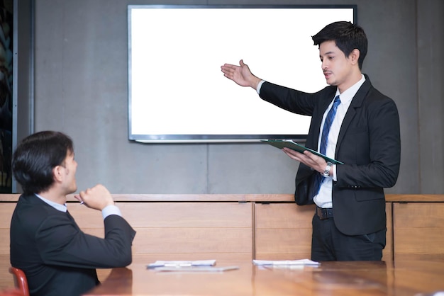 写真 会議室で働くビジネス同僚