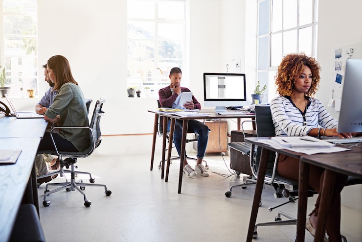 Photo business colleagues working at office