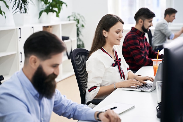 Foto colleghi d'affari che lavorano in ufficio