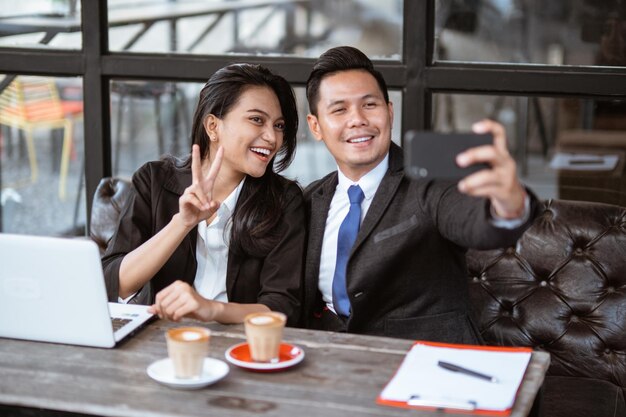 Photo business colleagues working at office