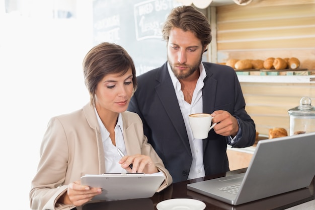 Colleghi di lavoro che lavorano alla loro pausa