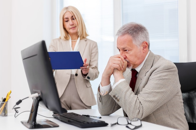 Colleghi di lavoro che lavorano con un computer portatile