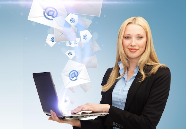 business, communicatie en internet concept - zakenvrouw met laptop met e-mail sign