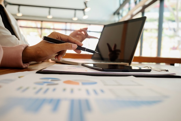 Concetto di affari. persone d'affari che discutono i grafici e grafici che mostrano i risultati del loro lavoro di squadra di successo.