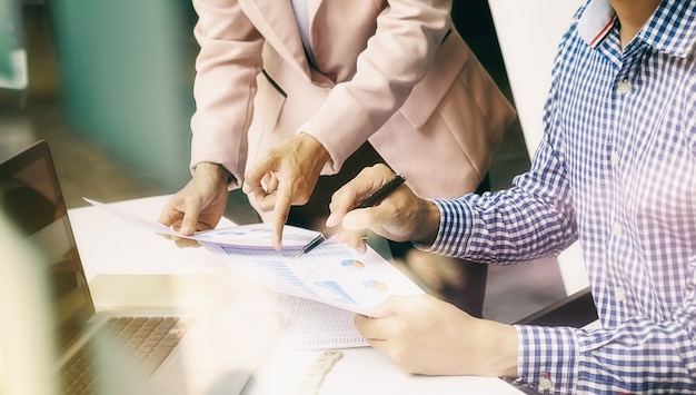 Foto concetto di affari. persone d'affari che discutono i grafici e grafici che mostrano i risultati del loro lavoro di squadra di successo.