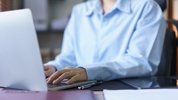 Foto concetto aziendale donne d'affari che lavorano e digitano i dati del piano di marketing sul portatile sul posto di lavoro