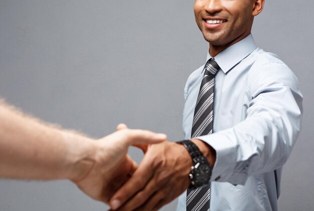 Photo business concept  closeup of two confident business people shaking hands during a meeting