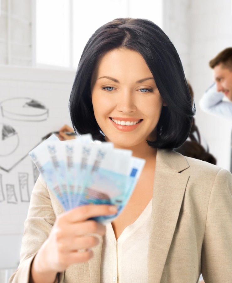 Photo business concept - happy businesswoman with cash money in office