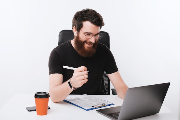 Concetto di affari, foto del lavoratore, facendo il suo lavoro di ufficio e controllando i risultati