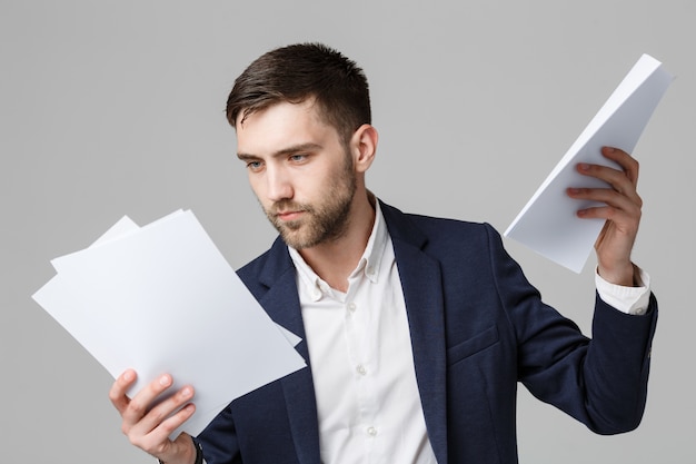 Business Concept - Portret Knappe zakenman serieus werken met jaarverslag. Geïsoleerde witte achtergrond. Kopieer de ruimte.