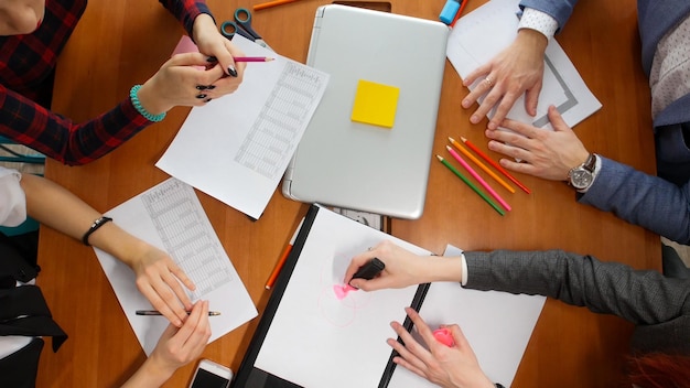 Concetto di business un team di lavoro produttivo che ha una conferenza