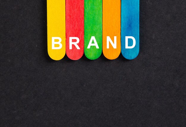 Foto business concepttext brand schrijven op gekleurde stokken op houten achtergrond