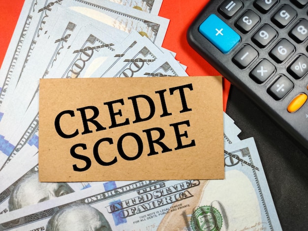 빨간색과 검은색 배경에 지폐와 계산기가 있는 비즈니스 conceptText CREDIT SCORE