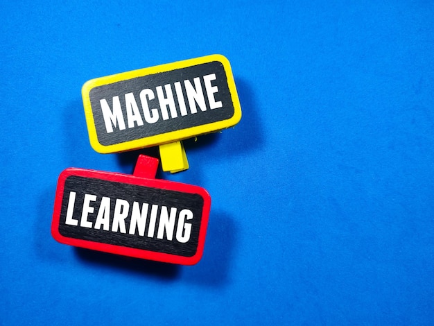 Фото Бизнес-концепциятекст машинное обучение пишет на цветной деревянной доске на синем фоне