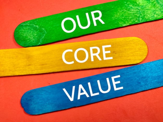 사진 빨간색 배경이 있는 나무 막대에 대한 비즈니스 개념 텍스트 our core value