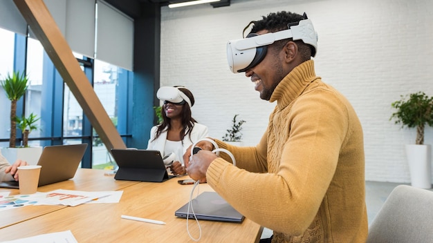 Conferenza di lavoro in vr in un ufficio