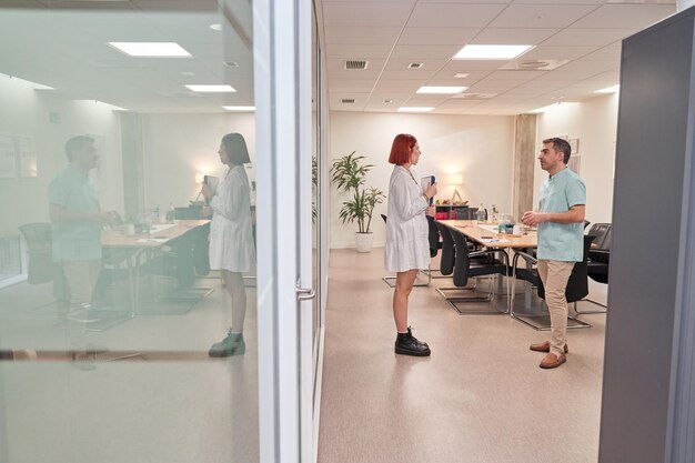 사진 현대적 인 사무실 에서 이야기 하는 사업 부부