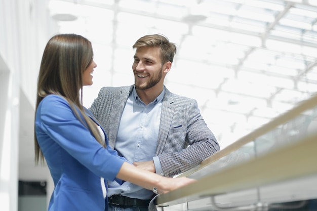 Photo business couple talking standing in the new officephoto with copy space