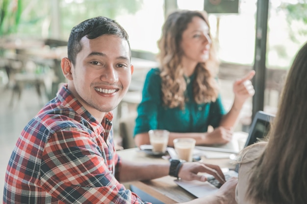 Riunione di brainstorming del progettista creativo di affari in un caffè