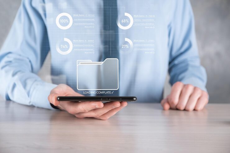 Photo 商业开发人员手动使用虚拟现代计算机上的板框架显示创新敏捷软件开发精简项目管理工具快速变化概念文档管理系统dms