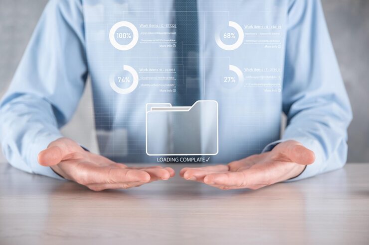 Photo 비즈니스 개발자는 혁신을 보여주는 가상 현대 컴퓨터에서 보드 프레임워크를 사용하여 민첩한 소프트웨어 개발 린 프로젝트 관리 도구 개념을 빠르게 변경합니다. 문서 관리 시스템 dms