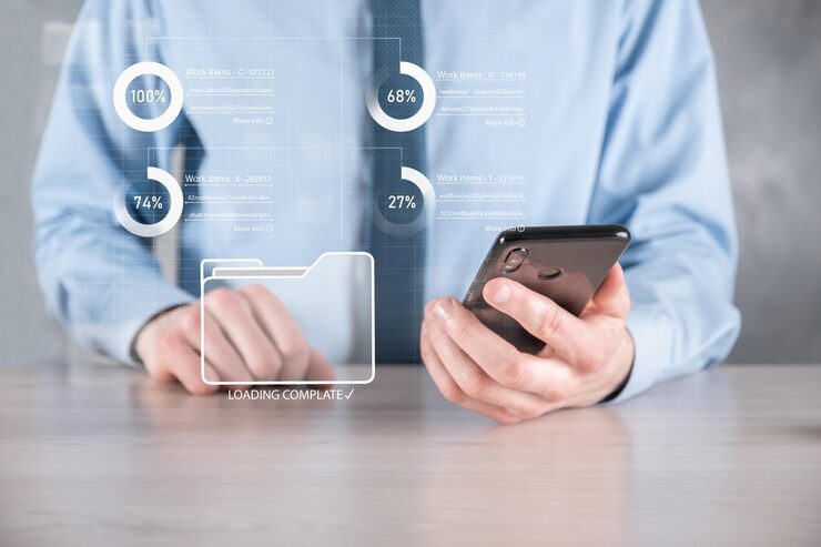 Photo 商业开发人员手动使用虚拟现代计算机上的板框架显示创新敏捷软件开发精简项目管理工具快速变化概念文档管理系统dms