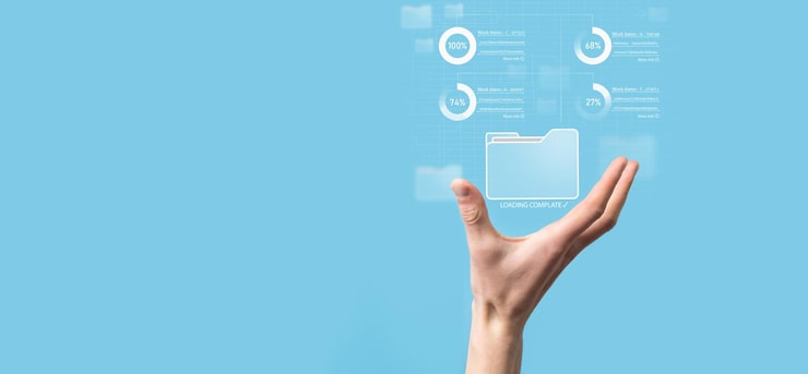 Photo 비즈니스 개발자는 혁신을 보여주는 가상 현대 컴퓨터에서 보드 프레임워크를 사용하여 민첩한 소프트웨어 개발 린 프로젝트 관리 도구 개념을 빠르게 변경합니다. 문서 관리 시스템 dms